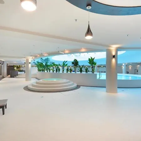 Hanza Tower 5 Stars Aparthotel *